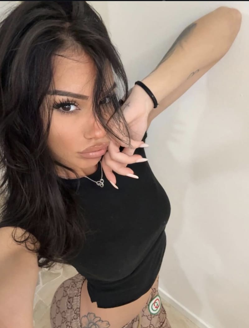 Babe in strak topje