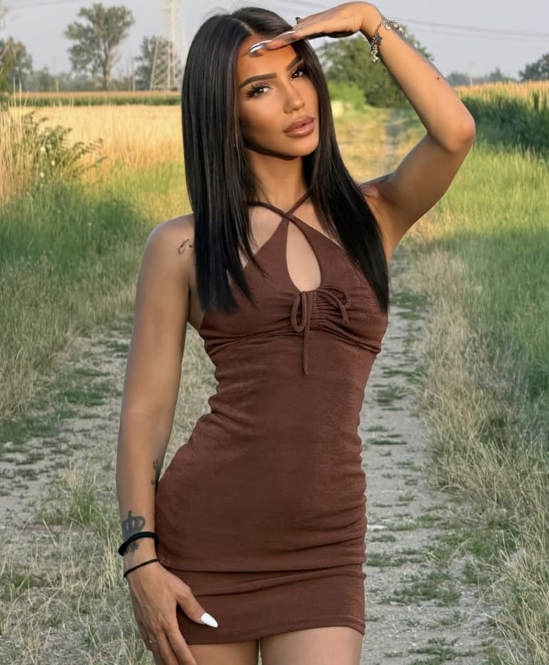 Denise in sexy bruine jurk