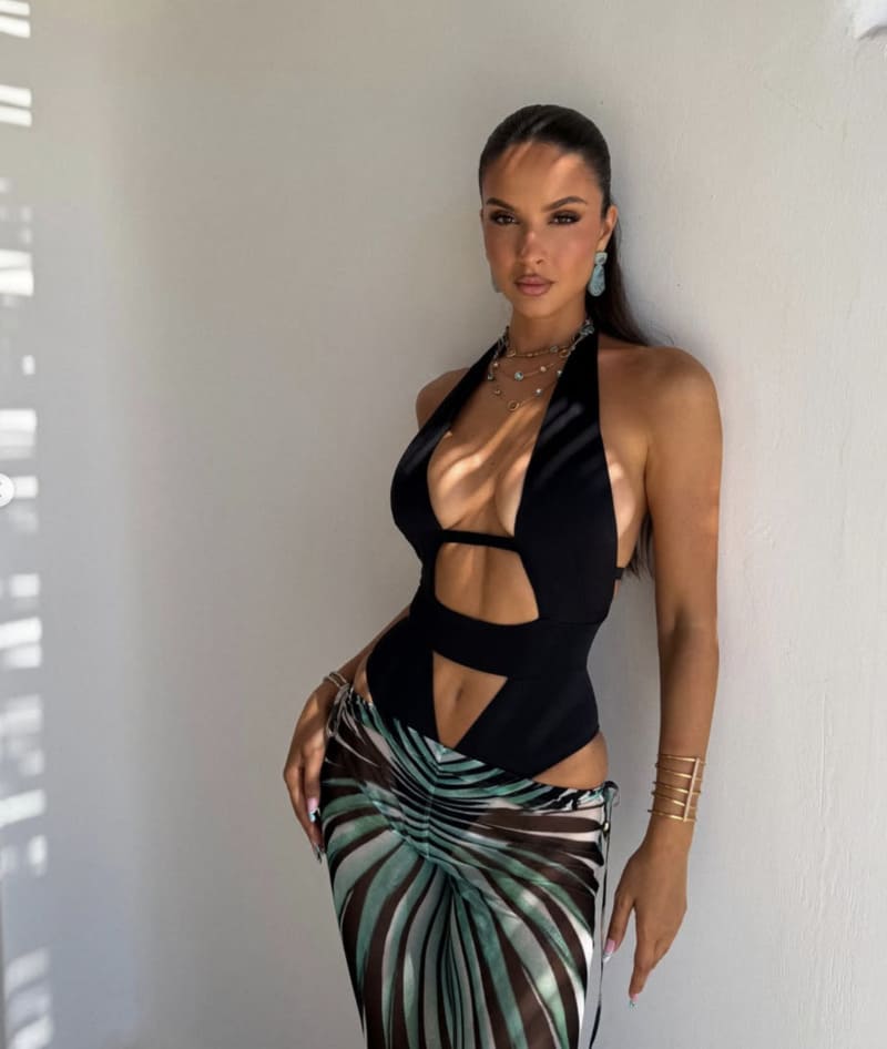 Oriola in bikini en sexy broek