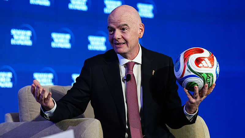 FIFA-voorzitter Gianni Infantino onder vuur na het geschrapte WK-investeringsplan en een extra betaling, met de verkiezing van maart in zicht