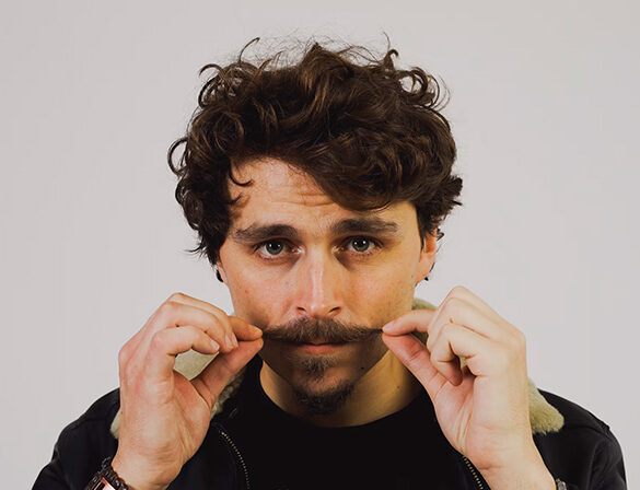 Stappenplan en handige tips om in dertig dagen een snor te laten groeien, verzorgen en trimmen voor Movember.