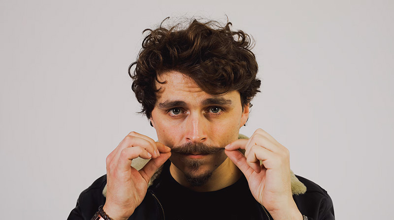 Stappenplan en handige tips om in dertig dagen een snor te laten groeien, verzorgen en trimmen voor Movember.