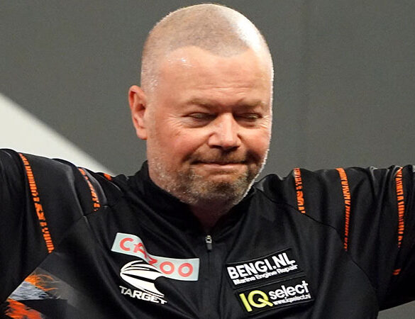 Raymond van Barneveld vecht bij de Players Championships in Den Bosch om zijn ticket voor het WK Darts 2027