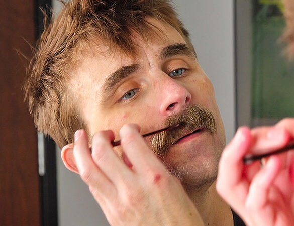 Snorverzorging voor Movember met een trimmer, snorschaartje, kam, baardolie en snorwax om je snor de hele maand netjes te houden