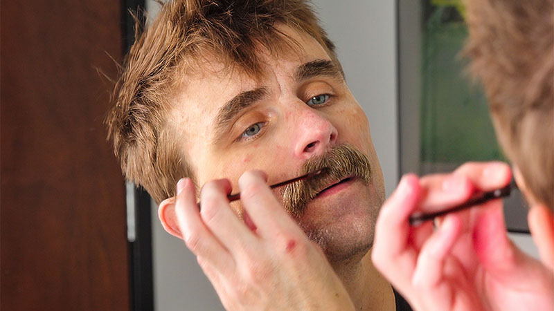 Snorverzorging voor Movember met een trimmer, snorschaartje, kam, baardolie en snorwax om je snor de hele maand netjes te houden