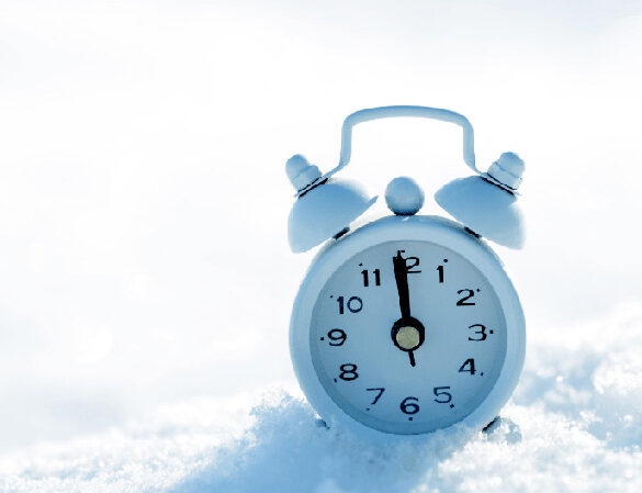 Wintertijd 2026 begint in de nacht van zaterdag 24 op zondag 25 oktober, met welke apparaten je zelf moet verzetten en waarom de klok nog steeds teruggaat
