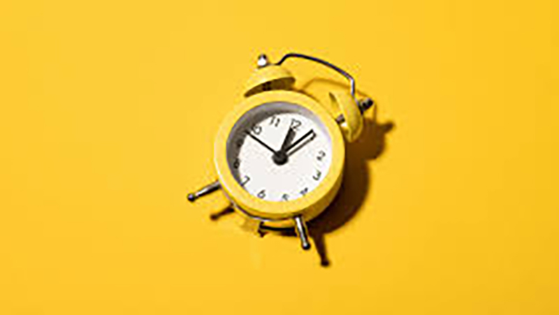 Wintertijd 2026 begint in de nacht van zaterdag 24 op zondag 25 oktober, met welke apparaten je zelf moet verzetten en waarom de klok nog steeds teruggaat